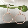 Boucles d'oreilles plaqué or rose pendants anneaux ciselés scintillants