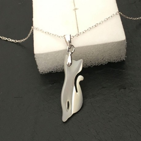 Collier pendentif chat nacre naturelle sur fine chaine argent 925/000