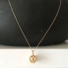 Collier Plaqué Or 18 carats pendentif boule travaillée ajourée sur chaine