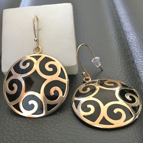 Paire de boucles d'oreilles en plaqué or 18 carats et résine noire, crochets pendants ronds décor spirales. 