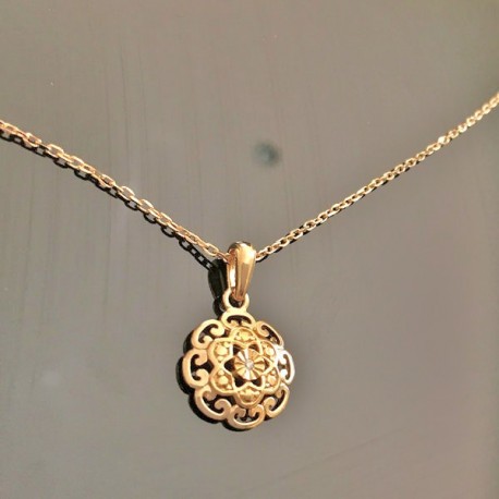 Collier Plaqué Or 18 carats pendentif rosace fleur sur chaine 