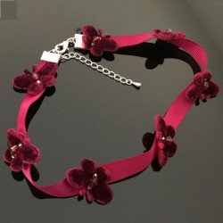 Collier chic de soirée ras de cou papillons bordeaux en velours