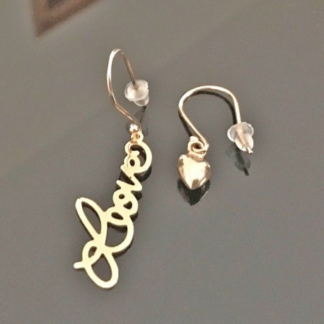 Boucles d'oreilles décalées pendantes coeur love en plaqué or 18 carats