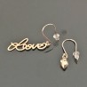 Boucles d'oreilles décalées pendantes coeur love en plaqué or 18 carats