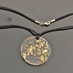 Collier pendentif inclusion feuilles d'or sur cordon noir plaqué or 18 carats