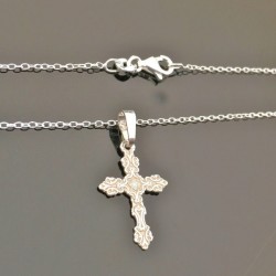 Collier pendentif fine croix travaillée en argent 925/000 sur chaine