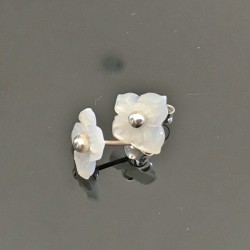 Boucles d'oreilles fleurs en nacre naturelle et argent 925/000 puces 11 mm