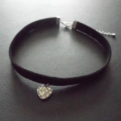 Collier glamour ras de cou noir coeur cristal