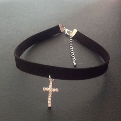 Collier glamour ras de cou noir pendentif croix strass cristal bijou chic soirée
