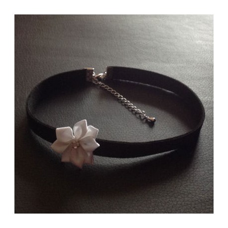 Collier ras de cou chic glamour fleur blanche satin et strass