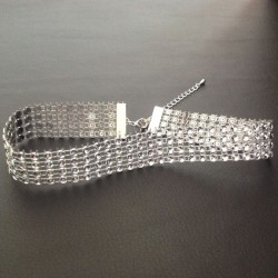 Collier glamour ras de cou bel effet strass argentés lumineux bijou soirée 